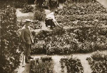 Die Gefängnisgärten, Dorchester, Illustration aus Deutsche Gefangene in Großbritannien (Fotogravur)